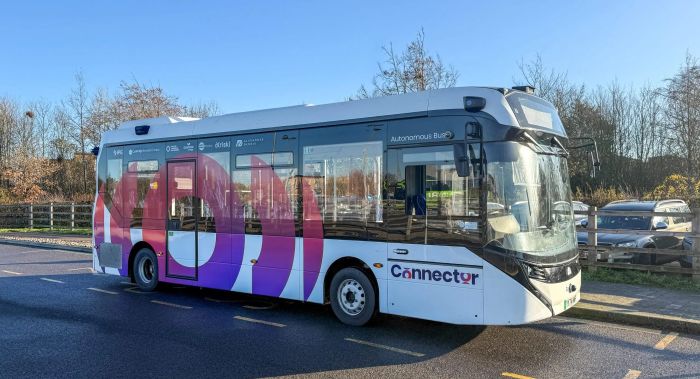 Autonomiczne autobusy Alexander Dennis Enviro100AEV jeżdżą po drogach Cambridge