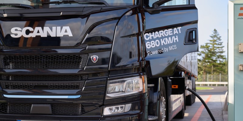 Scania prezentuje technologię dwukierunkowego transferu energii elektrycznej z wykorzystaniem megawatowego systemu ładowania dla transportu ciężkiego
